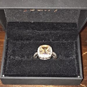 Elegant Gold and Silver Women's Ring